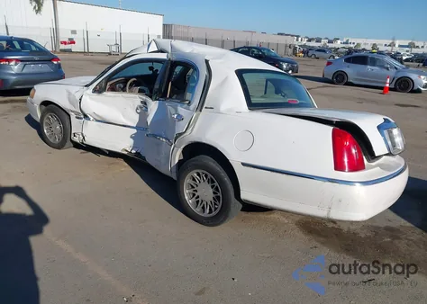 2000 Lincoln Town Car Signature from USA, damaged, VIN 1LNHM82W6YY899902